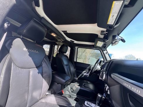 Used 2017 Jeep Wrangler Unlimited Sahara w/ Connectivity Group image 16