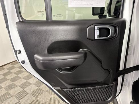 Used 2024 Jeep Gladiator Rubicon w/ Convenience Group AWD/4WD image 18