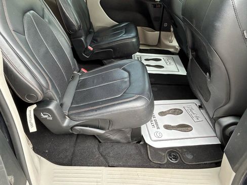 Used 2018 Chrysler Pacifica Touring-L w/ Tire & Wheel Group FWD image 11