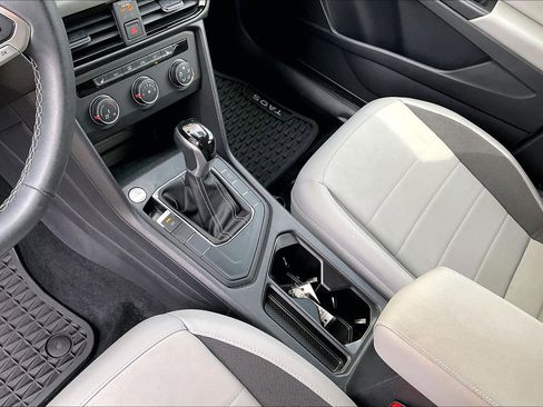 Certified 2022 Volkswagen Taos SE image 17