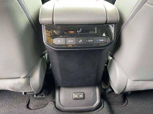 Used 2023 Toyota Highlander XLE image 18