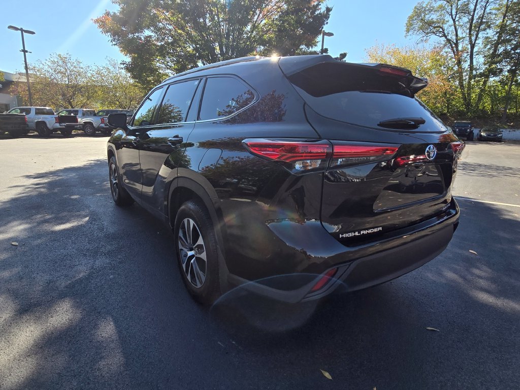 Used 2022 Toyota Highlander XLE AWD/4WD image 6