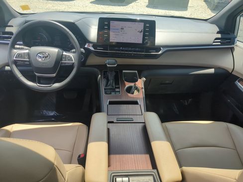 Used 2021 Toyota Sienna XLE FWD image 29
