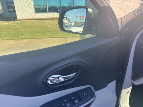 Used 2020 Jeep Cherokee Latitude Plus FWD image 10