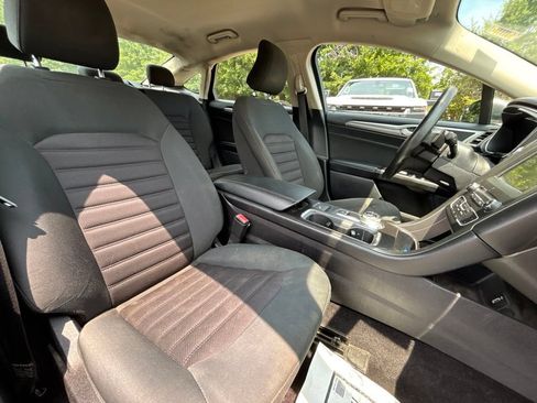 Used 2017 Ford Fusion SE w/ Fusion SE Technology Package FWD image 18