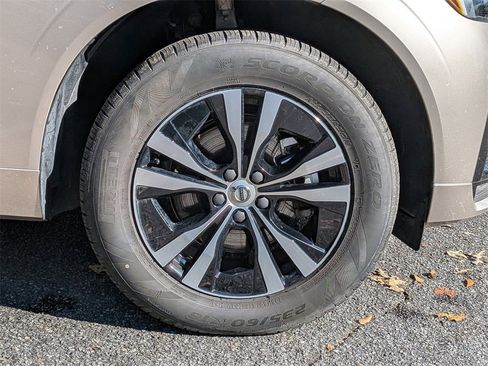 Certified 2025 Volvo XC60 B5 Core image 12