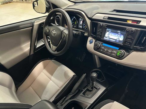 Used 2018 Toyota RAV4 LE image 27