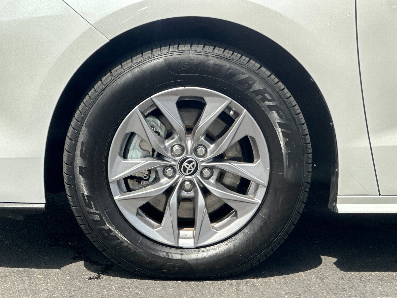 Used 2024 Toyota Sienna XLE FWD image 25
