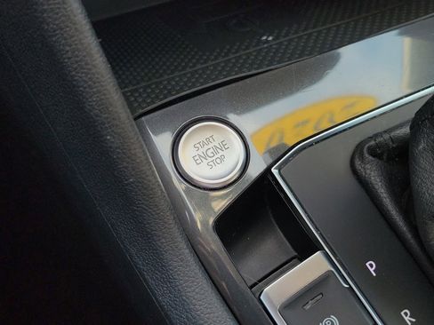 Used 2020 Volkswagen Tiguan SE image 34