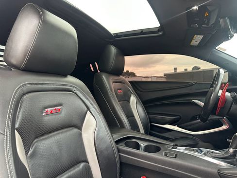 Used 2020 Chevrolet Camaro SS RWD image 22