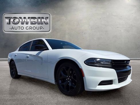 Used 2020 Dodge Charger SXT w/ Blacktop Package RWD image 2