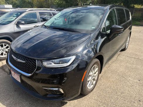 Used 2024 Chrysler Pacifica Touring-L FWD image 3