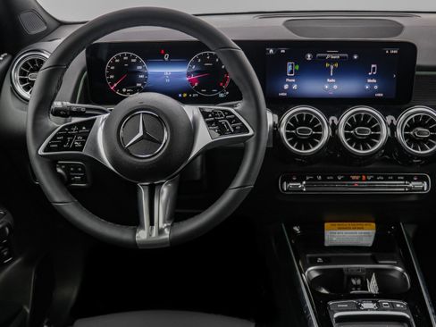 New 2026 Mercedes-Benz GLB 250 4MATIC image 18