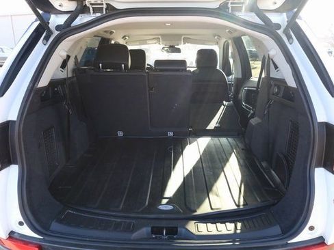 Used 2017 Land Rover Discovery Sport SE image 27