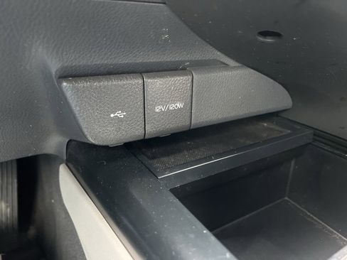 Used 2020 Toyota Camry LE image 32