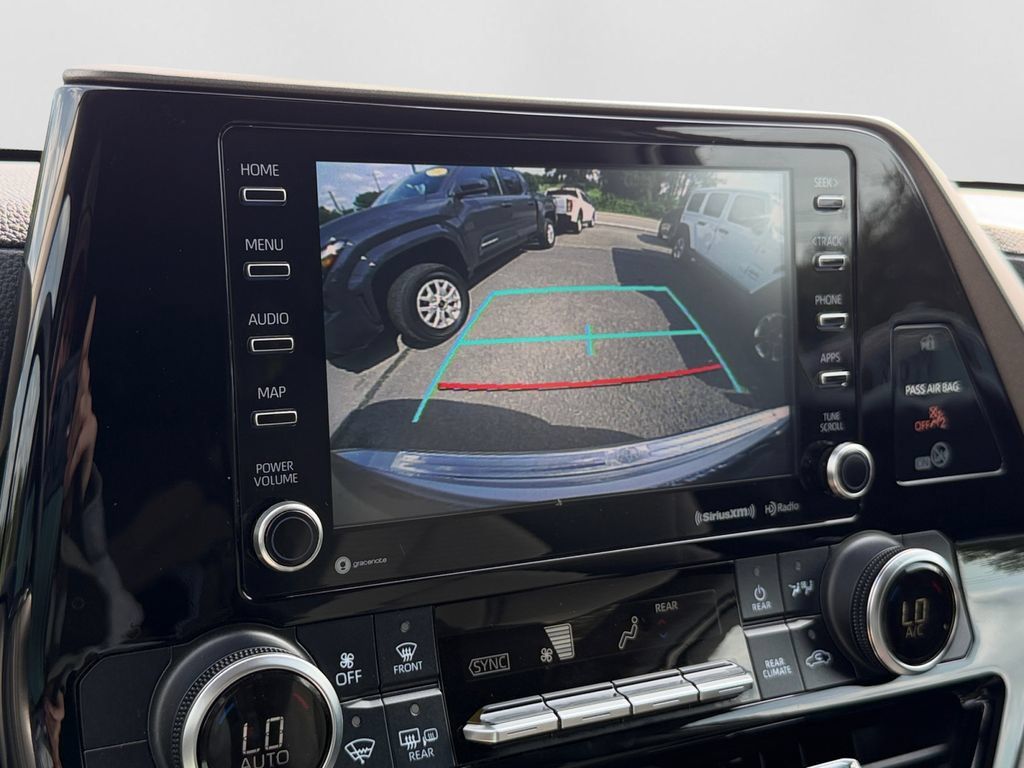 Used 2020 Toyota Highlander LE AWD/4WD image 18