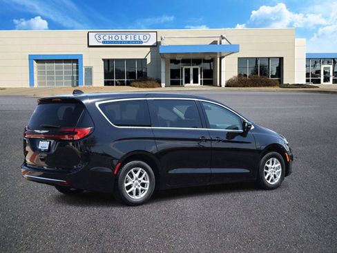 Used 2024 Chrysler Pacifica Touring-L FWD image 3