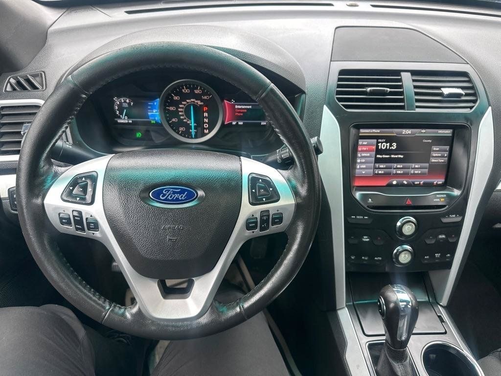 Used 2015 Ford Explorer XLT w/ Equipment Group 201A AWD/4WD image 32