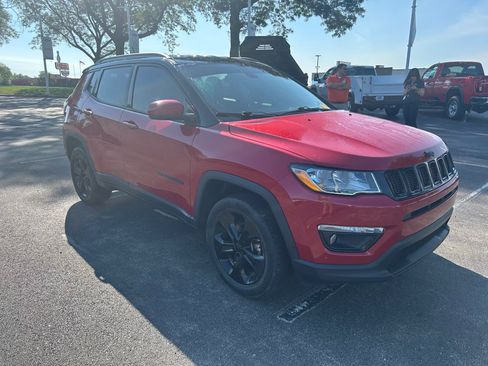 Used 2018 Jeep Compass Latitude w/ Popular Equipment Group AWD/4WD image 3