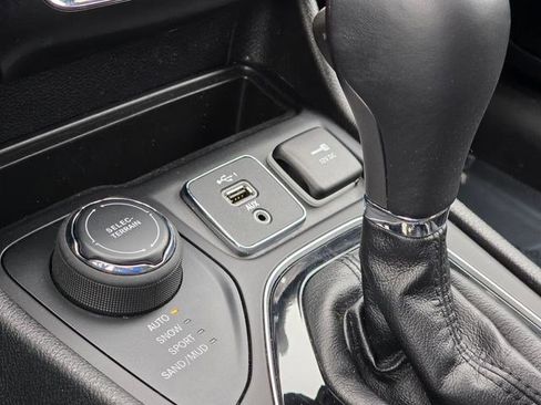 Used 2020 Jeep Cherokee Limited w/ Technology Group AWD/4WD image 34