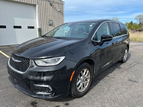Certified 2023 Chrysler Pacifica Touring-L FWD image 9