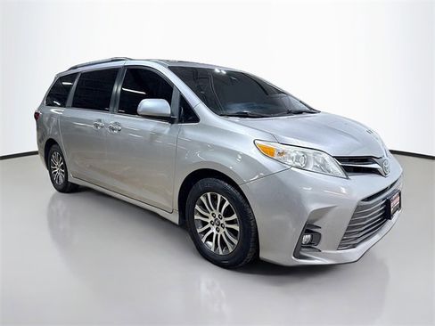 Used 2018 Toyota Sienna XLE image 5