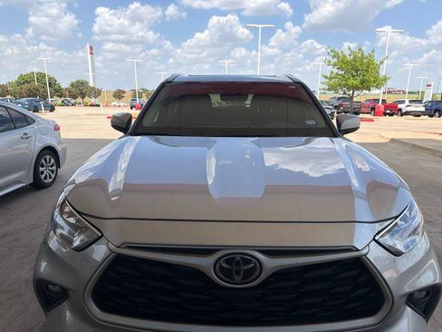 Used 2020 Toyota Highlander XLE FWD image 24