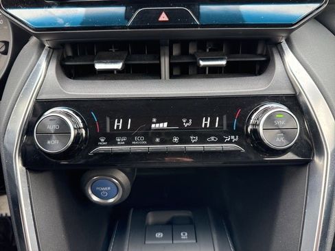 Used 2021 Toyota Venza LE image 29