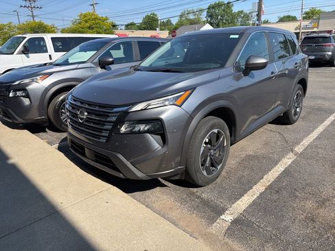 Used 2025 Nissan Rogue SV AWD/4WD image 2