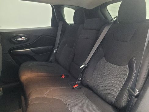 Used 2019 Jeep Cherokee Latitude w/ Popular Appearance Group image 18