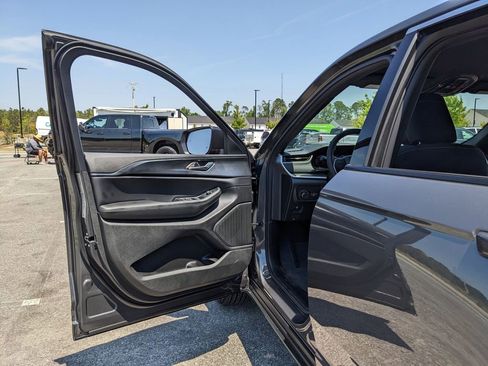 Used 2026 Jeep Grand Cherokee Laredo image 16