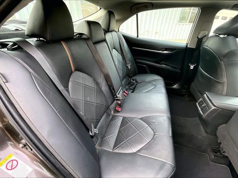Used 2018 Toyota Camry XLE image 19