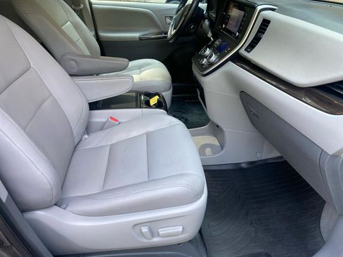 Used 2020 Toyota Sienna XLE w/ XLE Navigation Package image 7