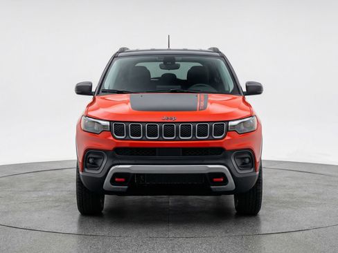 Used 2025 Jeep Compass Trailhawk AWD/4WD image 2
