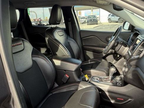 Used 2020 Jeep Cherokee Trailhawk image 34