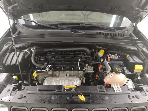 Used 2021 Jeep Renegade Latitude AWD/4WD image 30