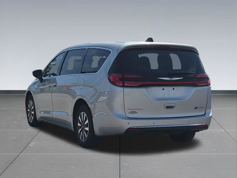 Used 2023 Chrysler Pacifica Touring-L FWD image 4