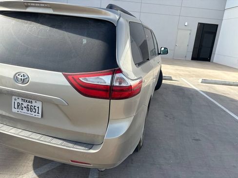 Used 2017 Toyota Sienna LE FWD image 4