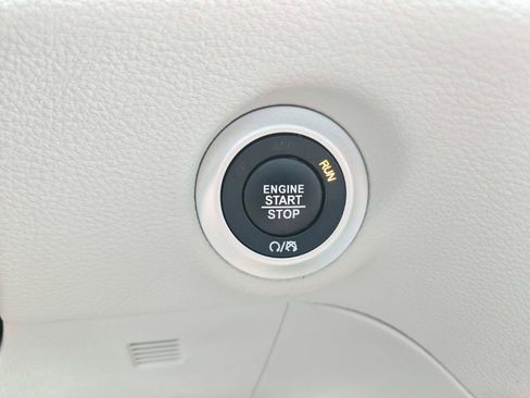 Used 2024 Chrysler Pacifica Limited FWD image 35