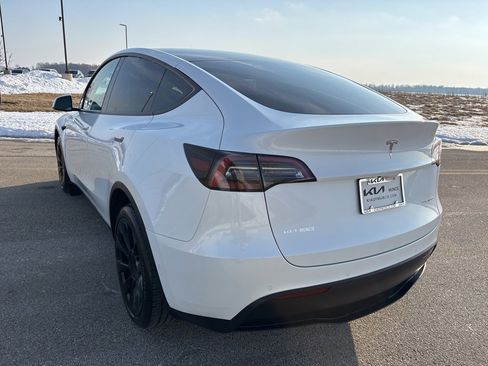 Used 2022 Tesla Model Y Long Range image 9