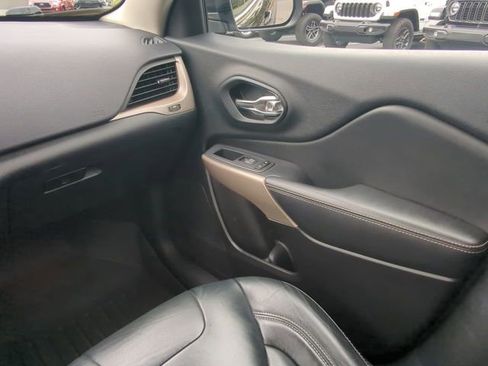 Used 2017 Jeep Cherokee Limited image 18