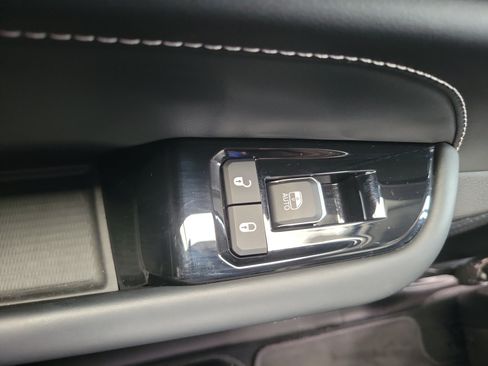 Used 2024 Jeep Grand Cherokee Overland w/ Luxury Tech Group IV AWD/4WD image 12