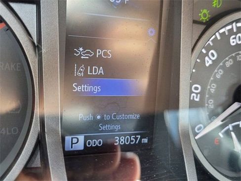 Used 2018 Toyota Tacoma TRD Sport w/ Technology Package image 19