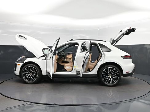 Used 2024 Porsche Macan AWD/4WD image 46