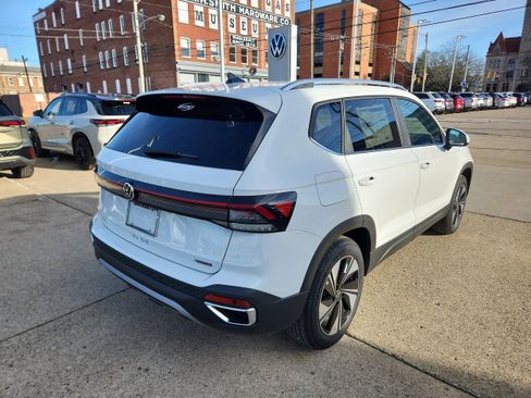 New 2026 Volkswagen Taos SE image 5