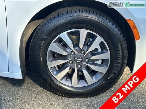 Certified 2024 Chrysler Pacifica Select image 13