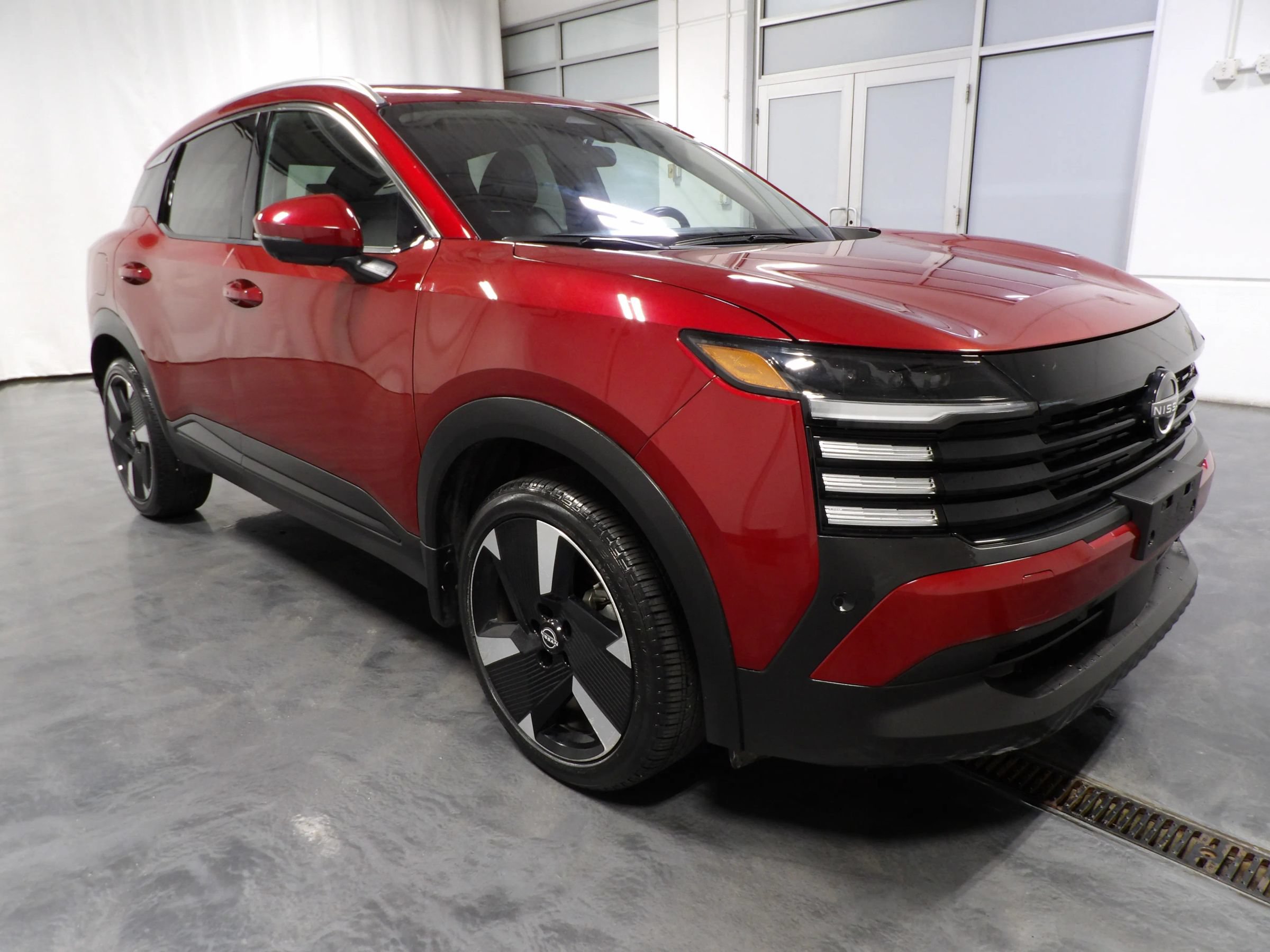 Used 2025 Nissan Kicks SR AWD/4WD image 2