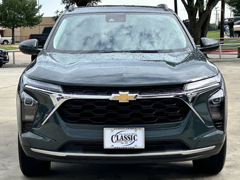 Used 2025 Chevrolet Trax LT FWD image 9