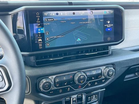 Certified 2025 Jeep Gladiator Sport AWD/4WD image 13