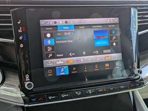 Used 2022 Jeep Wagoneer Series III w/ Premium Group I AWD/4WD image 26